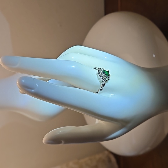 Green Cubic Zirconia - Luxurious White Golden Plated Alloy Women size 8 - Picture 5 of 8